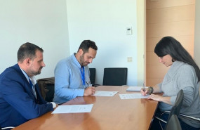 ep la secretaria general del grupo parlamentario de vox en el congreso macarena olona firma un