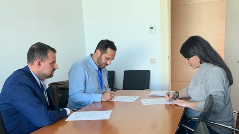 La secretaria general del grupo parlamentario de Vox en el Congreso, Macarena Olona, firma un documento de la Unión de Militares de Tropa, ante dos de sus representantes. | VOX ep la secretaria general del grupo parlamentario de vox en el congreso macarena olona firma un