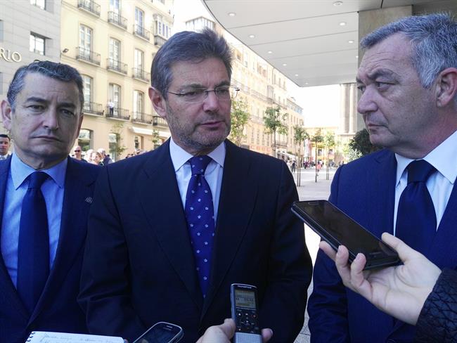 El ministro de Justicia, Rafael Catalá, con el hermano mayor de El Rico | EUROPA PRESS ep ministrojusticia rafael catala conhermano mayorrico