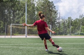 ep mujer jugandofutbol