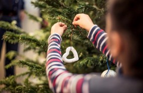ep nino colgando adorno arbol navidad
