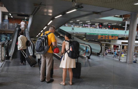 ep pasajeros junto a las escaleras mecanicas de la estacion de tren puerta de atocha de madrid