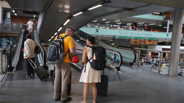 ep pasajeros junto a las escaleras mecanicas de la estacion de tren puerta de atocha de madrid