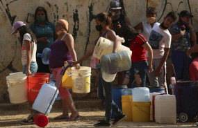 ep personas esperan para recoger agua en caracas ante los cortes de suministro