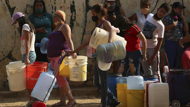 ep personas esperan para recoger agua en caracas ante los cortes de suministro