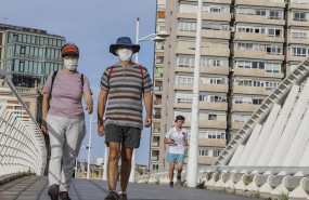ep personas paseando en el primer dia de salida en valencia tras 48 dias en casa por el coronavirus