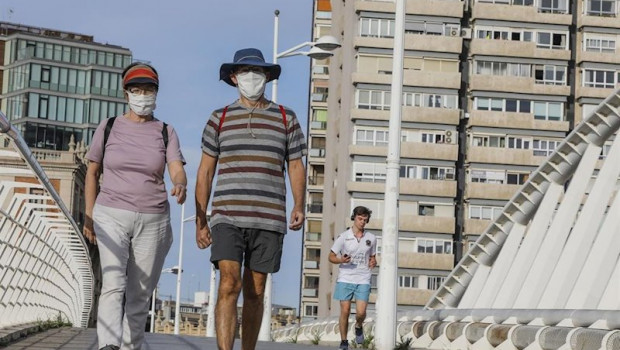 ep personas paseando en el primer dia de salida en valencia tras 48 dias en casa por el coronavirus