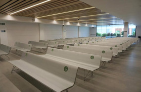 ep sala de ceremonias del tanatorio sancho de avila de memora en barcelona con los bancos marcados
