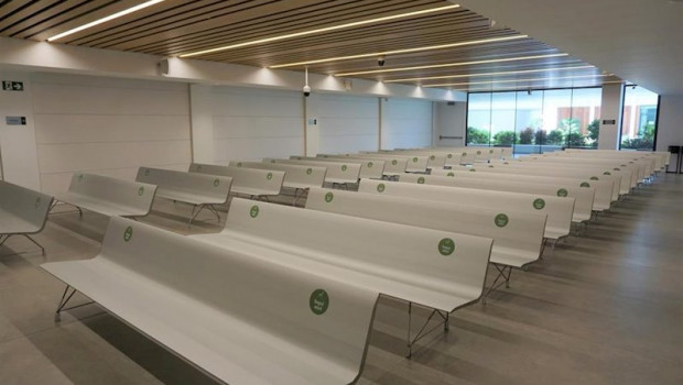 ep sala de ceremonias del tanatorio sancho de avila de memora en barcelona con los bancos marcados