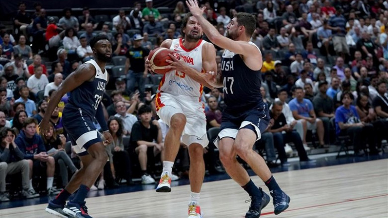 Sergio Llull intenta penetrar en el amistoso de la selección española de baloncesto ante los Estados Unidos | @NPHOTO-ALBERTO NEVADO/FEB ep sergio llullpenetraramistosola seleccion espanolabaloncestolos estados unidos