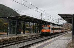 ep tren de rodalies circulando un dia de lluvia