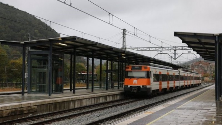 ep tren de rodalies circulando un dia de lluvia
