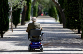 ep un anciano en silla de ruedas electrica en un parque en madrid espana a 2 de mayo de 2020