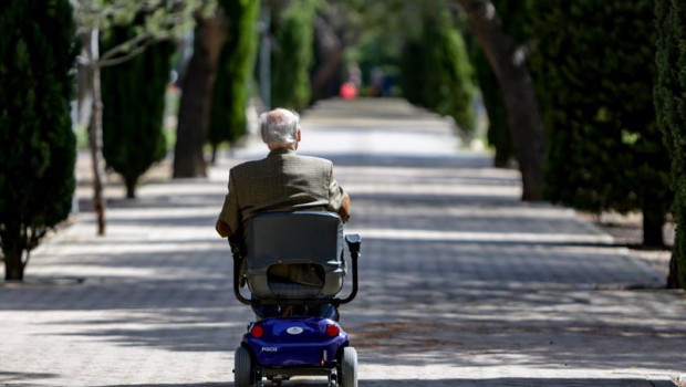ep un anciano en silla de ruedas electrica en un parque en madrid espana a 2 de mayo de 2020