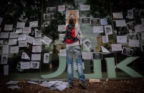 ep un trabajador de nissan cuelga carteles como signo de protesta por el cierre de la planta de