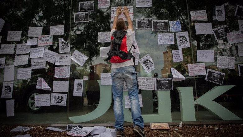 Un trabajador de Nissan cuelga carteles como signo de protesta por el cierre de la planta de Barcelona. | David Zorrakino - Europa Press - Archivo ep un trabajador de nissan cuelga carteles como signo de protesta por el cierre de la planta de