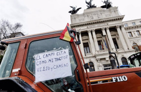 ep un tractor llega al ministerio de agricultura durante una protesta de agricultores y ganaderos