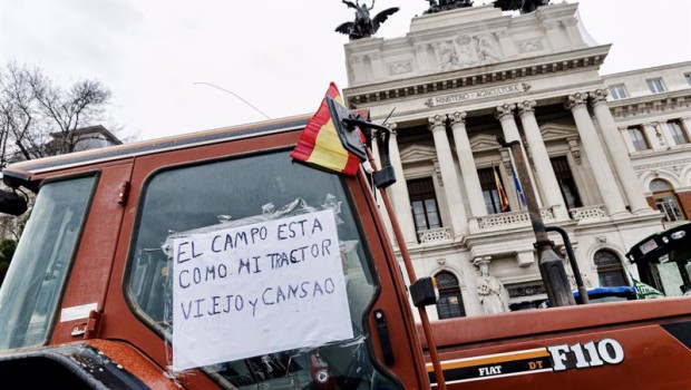 ep un tractor llega al ministerio de agricultura durante una protesta de agricultores y ganaderos