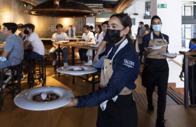 ep una camarera sirve un postre para acompanar a una cerveza
