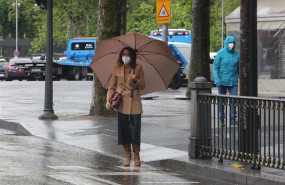 ep una mujer con paraguas en madrid en un dia de lluvia y bajada de temperaturas en toda espana en