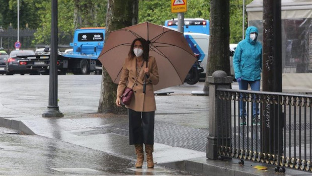 ep una mujer con paraguas en madrid en un dia de lluvia y bajada de temperaturas en toda espana en