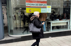 ep una mujer pasea junto a una oficina de empleo de madrid espana a 10 de febrero de 2020