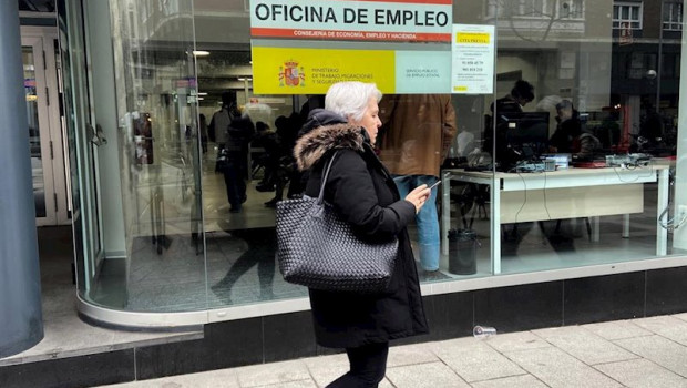 ep una mujer pasea junto a una oficina de empleo de madrid espana a 10 de febrero de 2020