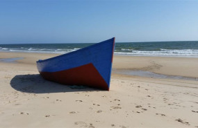 ep una patera desembarca en una playa