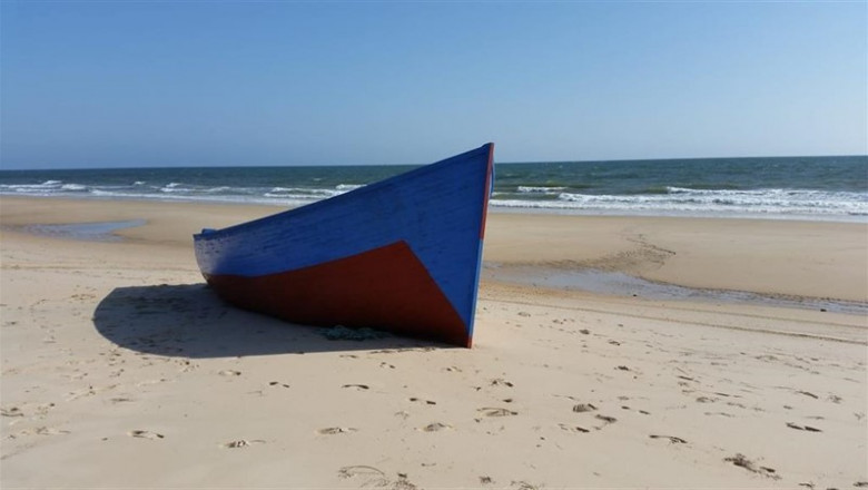 ep una patera desembarca en una playa