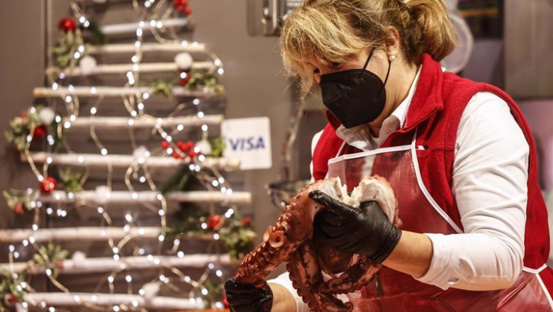ep una vendedora con un pulpo en el mercado central de valencia ep una vendedora con un pulpo en el mercado central de valencia