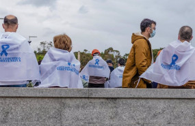 ep varias personas con panuelos reivindicativos participan en una concentracion convocada por el