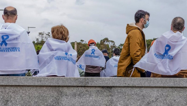 ep varias personas con panuelos reivindicativos participan en una concentracion convocada por el