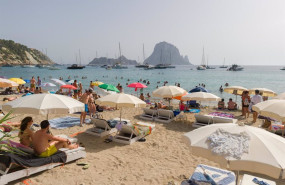 ep varias personas en la playa de cala dhort a 11 de julio de 2023 en ibiza islas baleares espana