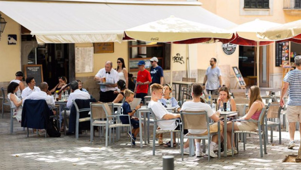 ep varias personas en la terraza de un bar a 11 de julio de 2023 en palma de mallorca mallorca