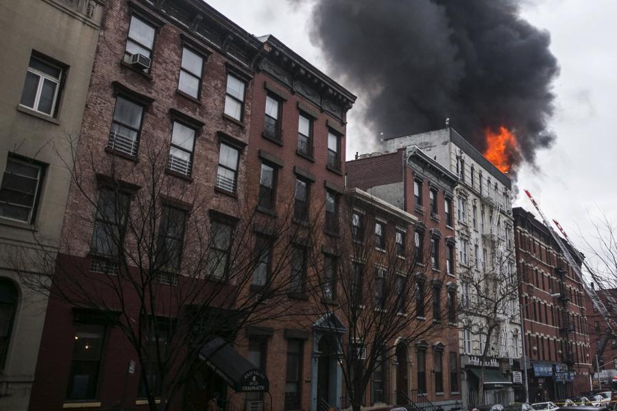 Vídeo | Un incendio destruye un edificio de apartamentos en Nueva York
