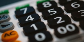 gros-plan-sur-une-calculatrice-calculette-comptes-entrepreneurs-pme-tpe-entreprises-finances gros-plan-sur-une-calculatrice-calculette-comptes-entrepreneurs-pme-tpe-entreprises-finances
