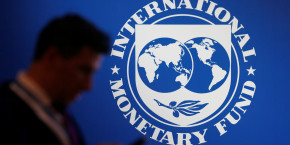 un homme se tient pres d un logo du fmi 20241024213424 
