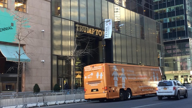 El denominado \'autobús de la libertad\' por Hazte Oír frente a la Torre Trump | CITIZENGO bus hazte oir trump tower