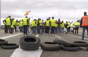 ep agricultores protestando en la a 7 a la altura de massalaves valencia