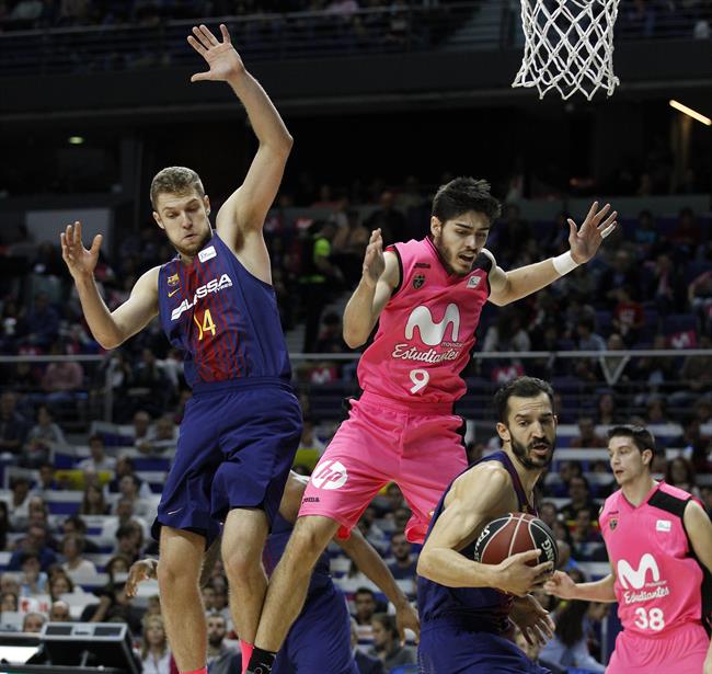 Aleksandar Vezenkov (FC Barcelona Lassa) Edgar Vicedo (Movistar Estudiantes) | ACB PHOTO - E. CANDEL - Archivo ep aleksandar vezenkov fc barcelona lassa edgar vicedo movistar estudiantes