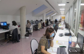 ep archivo   cincuenta administrativos atienden las llamadas de atencion primaria en el call center