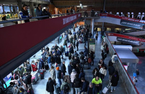 ep archivo   decena de viajeros con motivo de la operacion salida en el puente de diciembre en la