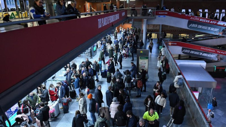 ep archivo   decena de viajeros con motivo de la operacion salida en el puente de diciembre en la