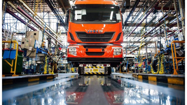 ep archivo   iveco y hedin mobility group firman un acuerdo para el traspaso de operaciones en los
