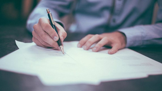 ep archivo   la aept y montero estevez abogados firman un convenio de colaboracion