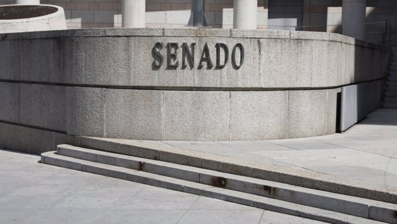 ep archivo   planca en la que se lee senado en la fachada exterior del edificio del senado en madrid