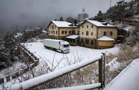 ep archivo   un camion parado en el puerto de navacerrada a 2 de diciembre de 2025 en madrid
