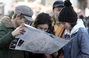 ep archivo   un grupo de turistas consultan un mapa de la ciudad de madrid