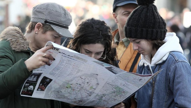 ep archivo   un grupo de turistas consultan un mapa de la ciudad de madrid