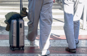 ep archivo   un hombre con una maleta a la salida del aeropuerto adolfo suarez madrid barajas a 4 de